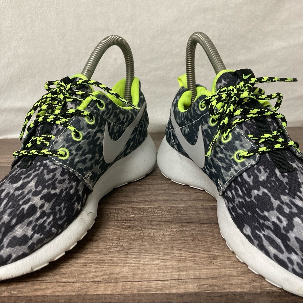 Nike Roshe Run Women’s Black and Gray Sneakers Camouflage Design neón Yellow 5 - Picture 8 of 13